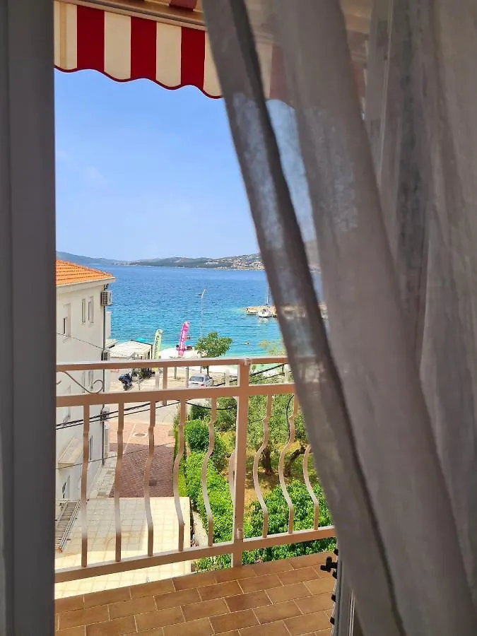 Cornelia Apartments By The Sea Okrug Gornji, Ciovo تروغير 0*,